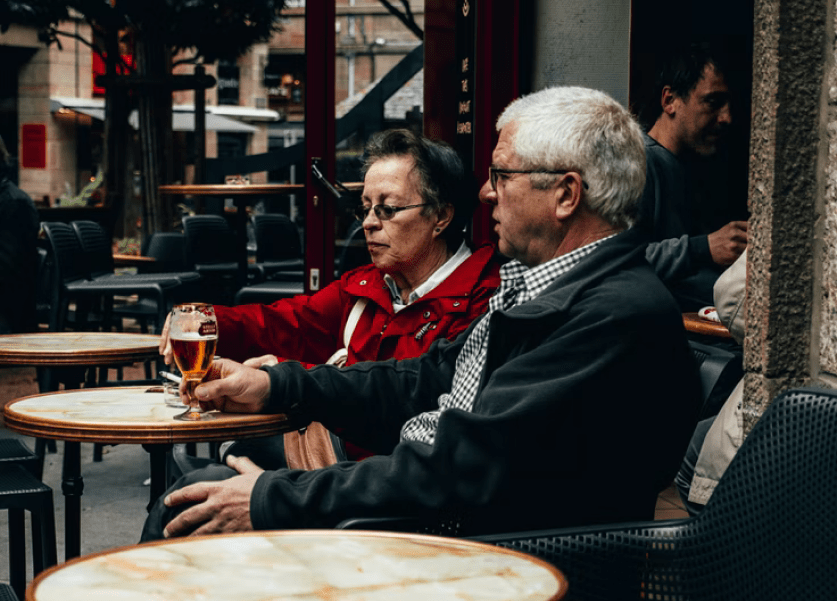 personas mayores tomando una cerveza