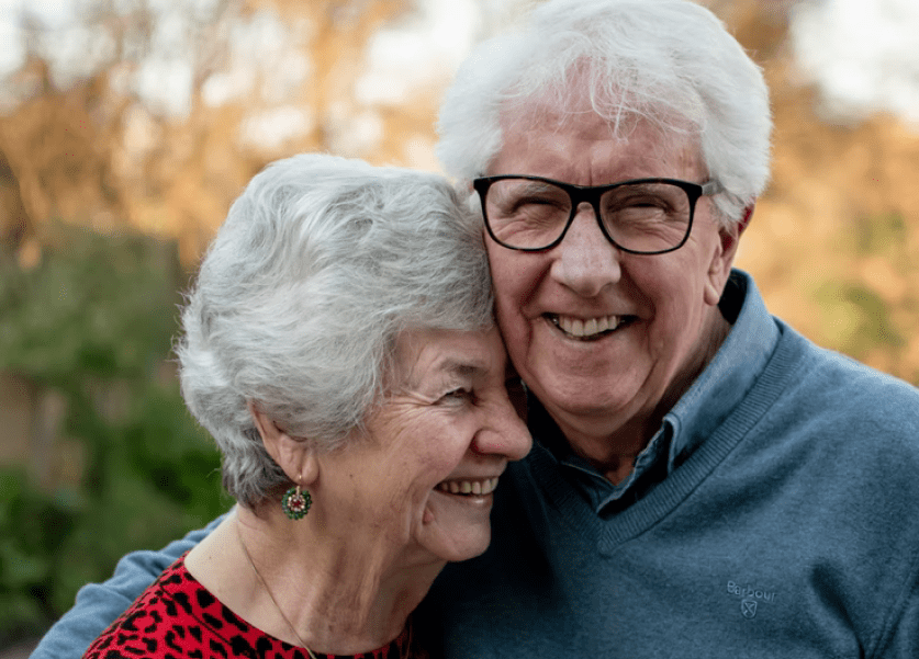 pareja personas mayores sonriendo